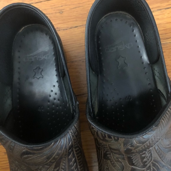 Dansko brown leather tooled clogs shoes 40 10 9.5 - Picture 3 of 8